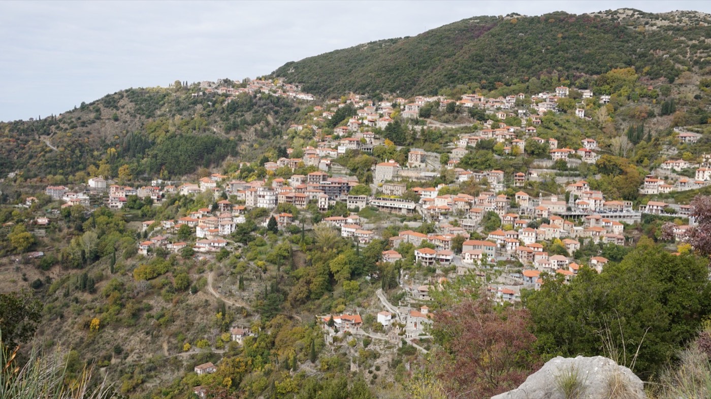 Τα Λαγκάδια Αρκαδίας — το πέτρινο μαστοροχώρι απλωμένο αμφιθεατρικά στην πλαγιά